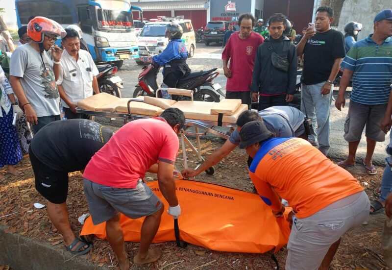 Petugas mengevakuasi jenazah Noor Hidayah, warga Desa Kaliwungu, yang ditemukan meninggal dunia di saluran irigasi tepi Jalan Kudus–Jepara, Desa Sidorekso, Kecamatan Kaliwungu, Kamis (15/10/2026) pagi. Polisi masih menyelidiki penyebab kejadian tersebut. Foto: ist
