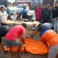Petugas mengevakuasi jenazah Noor Hidayah, warga Desa Kaliwungu, yang ditemukan meninggal dunia di saluran irigasi tepi Jalan Kudus–Jepara, Desa Sidorekso, Kecamatan Kaliwungu, Kamis (15/10/2026) pagi. Polisi masih menyelidiki penyebab kejadian tersebut. Foto: ist