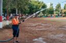 Petugas menyiram rumput di Alun-alun Simpang 7 Kudus sebagai upaya pemulihan kondisi vegetasi yang rusak akibat cuaca ekstrem dan tingginya intensitas kegiatan, Kamis (15/10/2026). Foto: JP