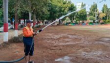 Petugas menyiram rumput di Alun-alun Simpang 7 Kudus sebagai upaya pemulihan kondisi vegetasi yang rusak akibat cuaca ekstrem dan tingginya intensitas kegiatan, Kamis (15/10/2026). Foto: JP