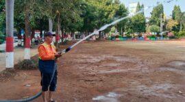 Petugas menyiram rumput di Alun-alun Simpang 7 Kudus sebagai upaya pemulihan kondisi vegetasi yang rusak akibat cuaca ekstrem dan tingginya intensitas kegiatan, Kamis (15/10/2026). Foto: JP