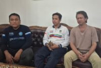 Didampingi Camat Kota, Abu Bakar (kiri). Kepala Desa Janggalan, Noor Aziz (tengah), saat memberikan klarifikasi terkait dugaan pungutan liar bantuan bedah rumah CSR yang viral di media sosial. Ia membantah adanya permintaan uang kepada penerima bantuan dan menyebut persoalan tersebut berawal dari kesalahpahaman dalam proses pembongkaran rumah. Foto: JP