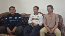 Didampingi Camat Kota, Abu Bakar (kiri). Kepala Desa Janggalan, Noor Aziz (tengah), saat memberikan klarifikasi terkait dugaan pungutan liar bantuan bedah rumah CSR yang viral di media sosial. Ia membantah adanya permintaan uang kepada penerima bantuan dan menyebut persoalan tersebut berawal dari kesalahpahaman dalam proses pembongkaran rumah. Foto: JP