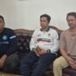 Didampingi Camat Kota, Abu Bakar (kiri). Kepala Desa Janggalan, Noor Aziz (tengah), saat memberikan klarifikasi terkait dugaan pungutan liar bantuan bedah rumah CSR yang viral di media sosial. Ia membantah adanya permintaan uang kepada penerima bantuan dan menyebut persoalan tersebut berawal dari kesalahpahaman dalam proses pembongkaran rumah. Foto: JP