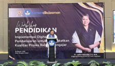 Anggota Komisi X DPR RI Fraksi NasDem, Lestari Moerdijat, menyampaikan pentingnya penguatan literasi digital bagi tenaga pendidik dalam workshop pendidikan implementasi digitalisasi pembelajaran yang digelar Kemendikdasmen di Hotel Sapphire Kudus, Senin (19/10/2026). Kegiatan ini diikuti para guru dari Kudus dan sekitarnya untuk mendukung peningkatan kualitas proses belajar mengajar melalui pemanfaatan teknologi digital. Foto: JP