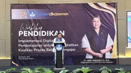 Anggota Komisi X DPR RI Fraksi NasDem, Lestari Moerdijat, menyampaikan pentingnya penguatan literasi digital bagi tenaga pendidik dalam workshop pendidikan implementasi digitalisasi pembelajaran yang digelar Kemendikdasmen di Hotel Sapphire Kudus, Senin (19/10/2026). Kegiatan ini diikuti para guru dari Kudus dan sekitarnya untuk mendukung peningkatan kualitas proses belajar mengajar melalui pemanfaatan teknologi digital. Foto: JP