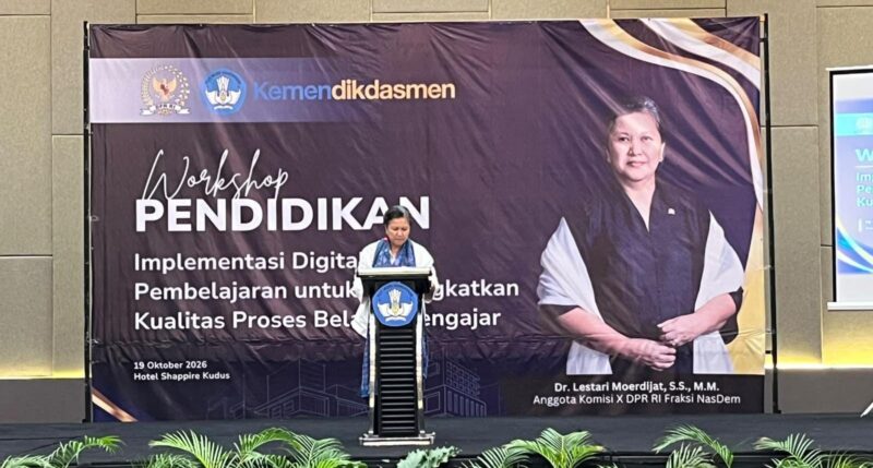 Anggota Komisi X DPR RI Fraksi NasDem, Lestari Moerdijat, menyampaikan pentingnya penguatan literasi digital bagi tenaga pendidik dalam workshop pendidikan implementasi digitalisasi pembelajaran yang digelar Kemendikdasmen di Hotel Sapphire Kudus, Senin (19/10/2026). Kegiatan ini diikuti para guru dari Kudus dan sekitarnya untuk mendukung peningkatan kualitas proses belajar mengajar melalui pemanfaatan teknologi digital. Foto: JP