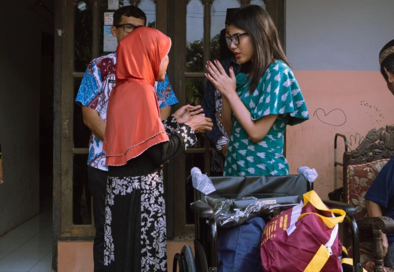 Wakil Bupati Kudus Bellinda Birton menyerahkan bantuan kursi roda, sembako, makanan, serta family kit berupa perlengkapan pakaian, sarung, dan selimut kepada keluarga Maskan di Dukuh Cedel, Desa Lau, Kecamatan Dawe, Kudus. Bantuan tersebut diharapkan dapat meringankan kebutuhan keluarga sekaligus membantu mobilitas Maskan yang tengah sakit. Foto: ist
