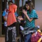 Wakil Bupati Kudus Bellinda Birton menyerahkan bantuan kursi roda, sembako, makanan, serta family kit berupa perlengkapan pakaian, sarung, dan selimut kepada keluarga Maskan di Dukuh Cedel, Desa Lau, Kecamatan Dawe, Kudus. Bantuan tersebut diharapkan dapat meringankan kebutuhan keluarga sekaligus membantu mobilitas Maskan yang tengah sakit. Foto: ist