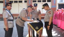 Kapolres Kudus AKBP Wahyu Sulistyo memimpin upacara serah terima jabatan (sertijab) empat pejabat utama (PJU) Polres Kudus di halaman Apel Wicaksana Laghawa Mapolres Kudus, Rabu (21/10/2026). Foto: Polres Kudus