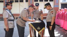 Kapolres Kudus AKBP Wahyu Sulistyo memimpin upacara serah terima jabatan (sertijab) empat pejabat utama (PJU) Polres Kudus di halaman Apel Wicaksana Laghawa Mapolres Kudus, Rabu (21/10/2026). Foto: Polres Kudus