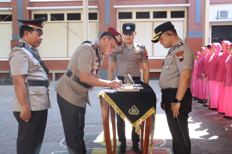 Kapolres Kudus AKBP Wahyu Sulistyo memimpin upacara serah terima jabatan (sertijab) empat pejabat utama (PJU) Polres Kudus di halaman Apel Wicaksana Laghawa Mapolres Kudus, Rabu (21/10/2026). Foto: Polres Kudus