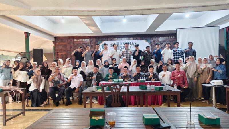 PC ISNU Kabupaten Kudus menggelar sarasehan dalam rangka memperingati Hari Santri Nasional 2026 dengan membahas implementasi nilai-nilai Pancasila dan jihad santri di era Society 5.0. Kegiatan yang berlangsung di RM Ulam Sari, Kudus, Rabu (21/10/2026), ini menjadi forum diskusi untuk memperkuat peran santri dan sarjana NU dalam menghadapi tantangan teknologi digital. Foto