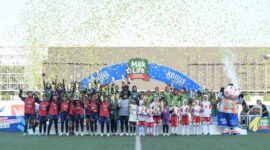 Para champion dan runner-up MilkLife Soccer Challenge Kudus Seri 1 2026 - 2027 KU 10 dan KU 12 berfoto bersama di podium usai pertandingan final di Supersoccer Arena, Kudus, Jawa Tengah Minggu 18 Oktober 2026. (Foto: Istimewa)