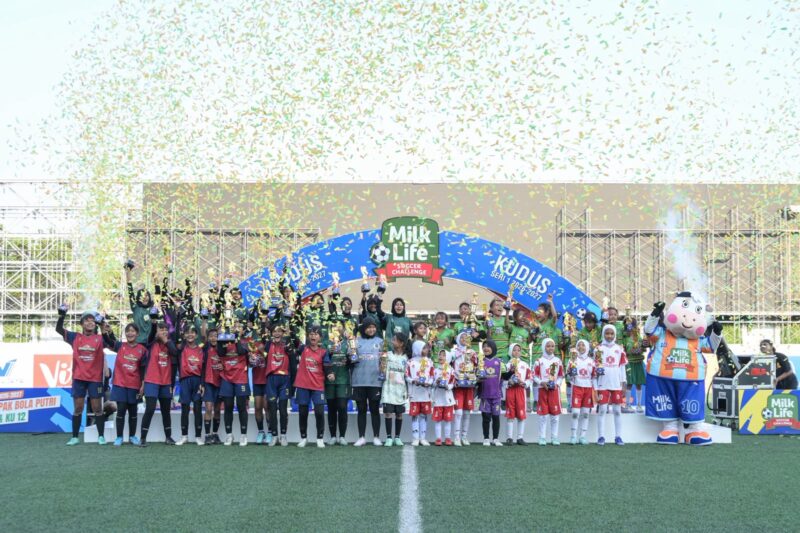 Para champion dan runner-up MilkLife Soccer Challenge Kudus Seri 1 2026 - 2027 KU 10 dan KU 12 berfoto bersama di podium usai pertandingan final di Supersoccer Arena, Kudus, Jawa Tengah Minggu 18 Oktober 2026. (Foto: Istimewa)
