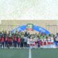 Para champion dan runner-up MilkLife Soccer Challenge Kudus Seri 1 2026 - 2027 KU 10 dan KU 12 berfoto bersama di podium usai pertandingan final di Supersoccer Arena, Kudus, Jawa Tengah Minggu 18 Oktober 2026. (Foto: Istimewa)